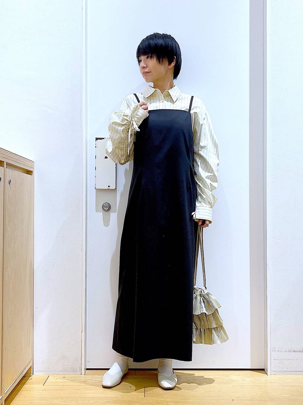 「リラックス、若見え、ゆったり、休日コーデ、骨格ウェーブ、LAKOLE、キャミワンピース、ワンピース、シャツ、シンプルコーデ、春コーデ、体型カバー、パンプス、フラットシューズ、ショルダーバッグ」｜「LAKOLEの【卒入式／オケージョンにも】スクエアギャザーフラットパンプス / 286480（パンプス、ホワイト系）」を使った、あおき@LAKOLE海老名さん（レディース・156cm）の春コーディネートの2枚目の写真