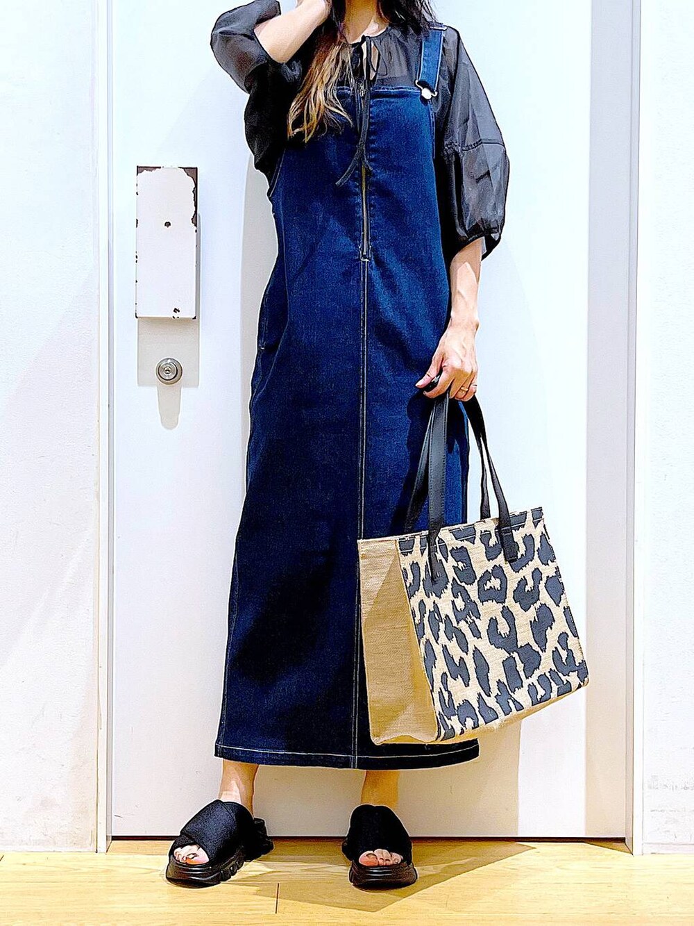 ブルー系のジャンパースカート、その他のトートバッグ、ブラック系のサンダルを着用したレディースの夏コーディネートの6枚目の写真