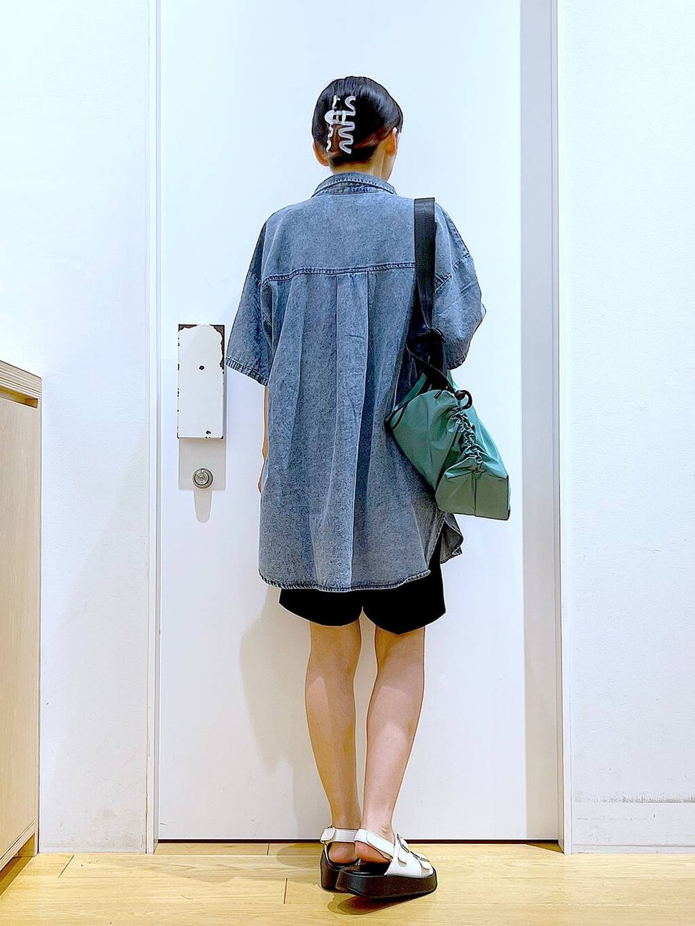 ホワイト系のサンダル、ブラック系のその他パンツ、グリーン系のショルダーバッグを着用したレディースの夏コーディネートの5枚目の写真