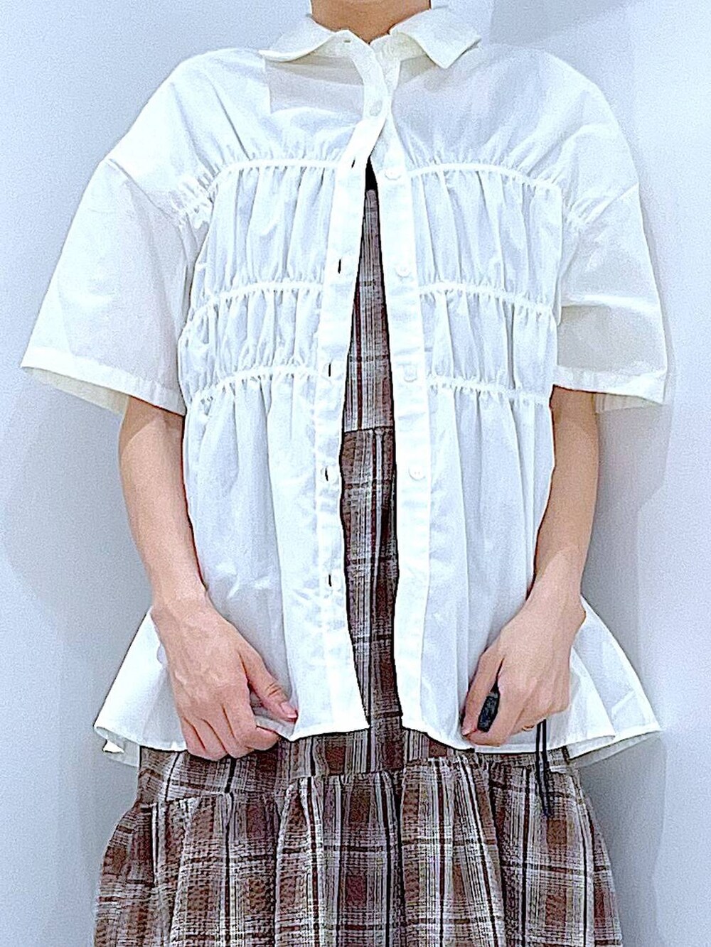 ベージュ系のショルダーバッグ、シルバー系のサンダル、ブラウン系のワンピースを着用したレディースの夏コーディネートの7枚目の写真