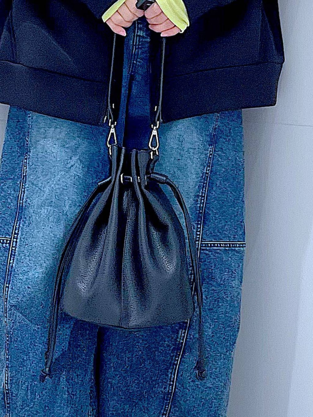 グリーン系のTシャツ/カットソー、ブラック系のパーカー、ブラック系のショルダーバッグを着用したレディースの春コーディネートの9枚目の写真