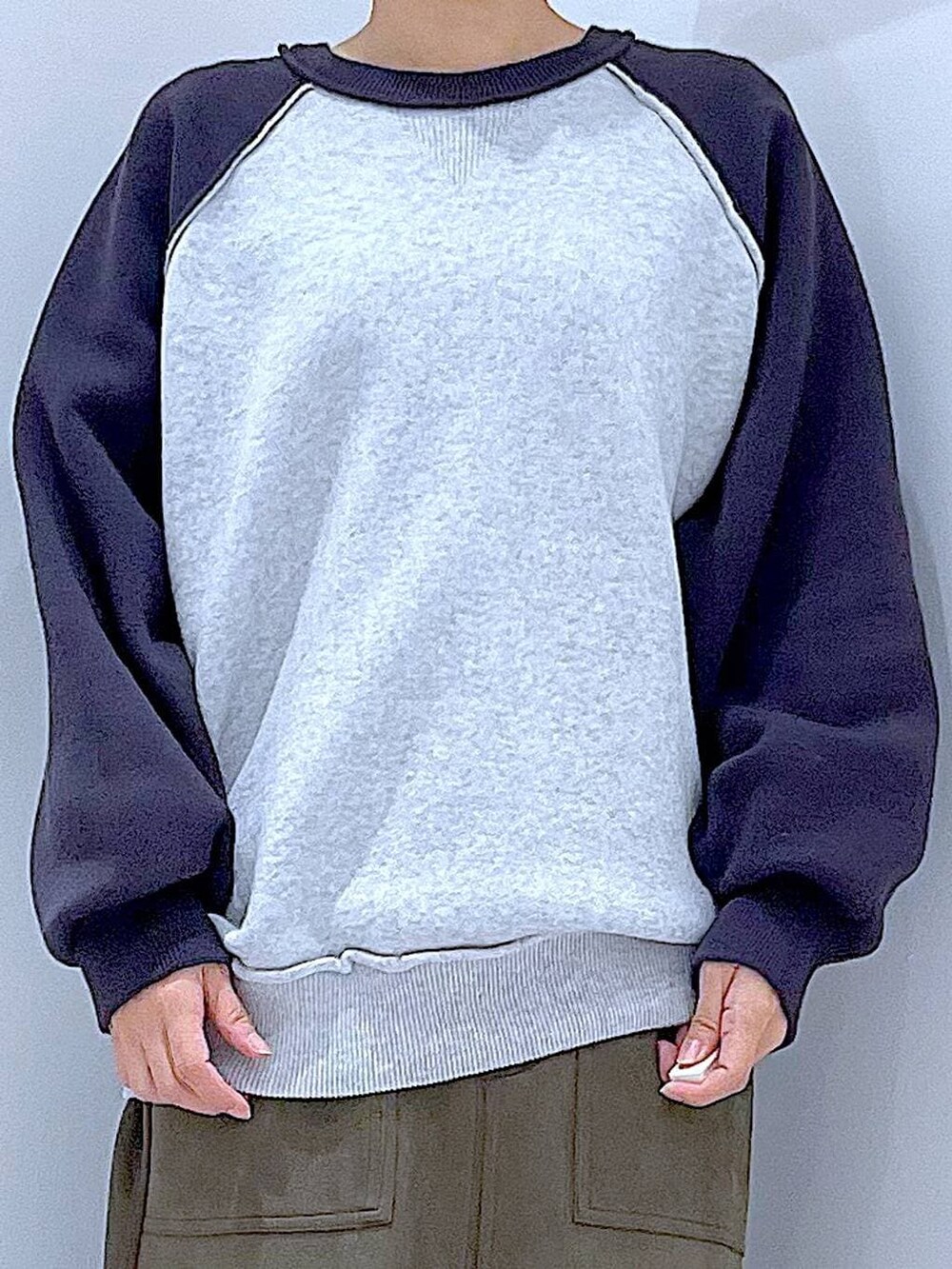 ブラック系のショルダーバッグ、グレー系のニット/セーター、ブラック系のブーツを着用したレディースの冬コーディネートの7枚目の写真