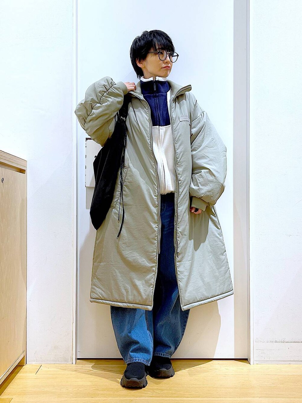 「リラックス、若見え、ゆったり、休日コーデ、骨格ウェーブ、LAKOLE、冬コーデ、おでかけ、フリース、ジャケット、カジュアル、デニムパンツ、ワイドパンツ、ブーツ、ショルダーバッグ」｜「LAKOLEのギャザーハンドルショルダーバッグ / 132238（ショルダーバッグ、ブラック系）」を使った、あおき@LAKOLE海老名さん（レディース・156cm）の冬コーディネートの2枚目の写真