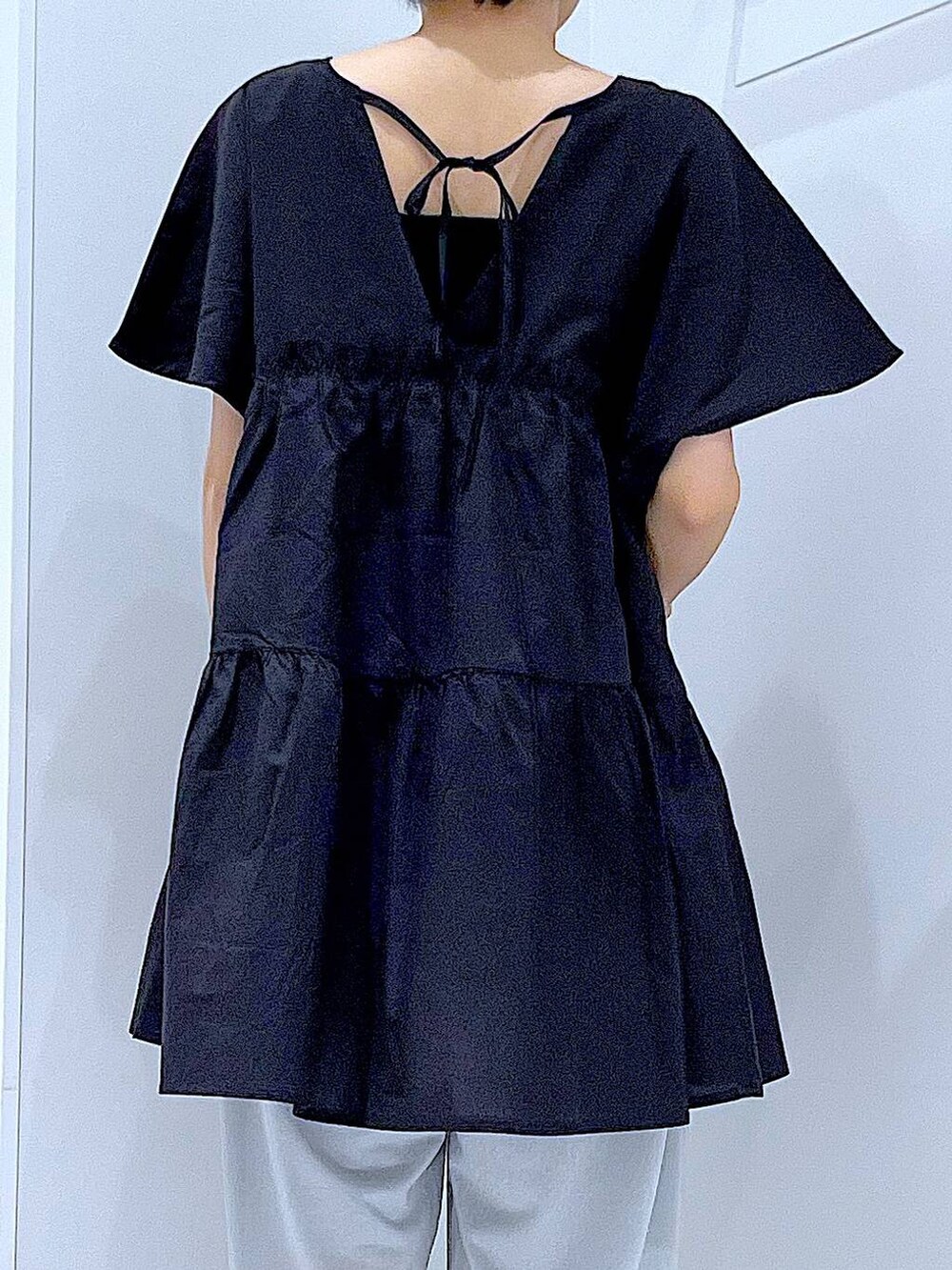 シルバー系のショルダーバッグ、ブラック系のサンダル、グレー系のその他パンツを着用したレディースの夏コーディネートの6枚目の写真