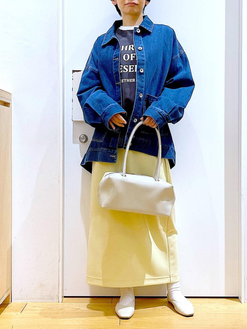 「リラックス、若見え、ゆったり、休日コーデ、骨格ウェーブ、LAKOLE、ロンT、シンプル、シンプルコーデ、カジュアルコーデ、スカート、デニムジャケット、春コーデ、春アウター、楽ちんコーデ」｜「LAKOLEのエナメルスクエアボストンバッグ / 283535（ボストンバッグ、ホワイト系）」を使った、あおき@LAKOLE海老名さん（レディース・156cm）の春コーディネートの6枚目の写真
