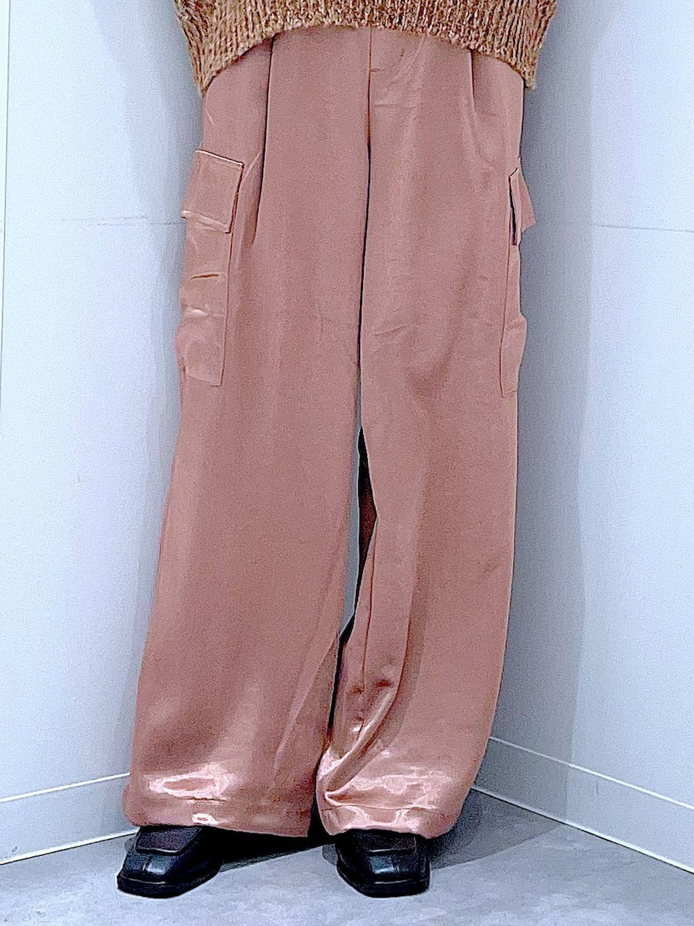 ブラウン系のニット/セーター、ブラウン系のショルダーバッグ、ブラック系のブーツを着用したレディースの冬コーディネートの8枚目の写真