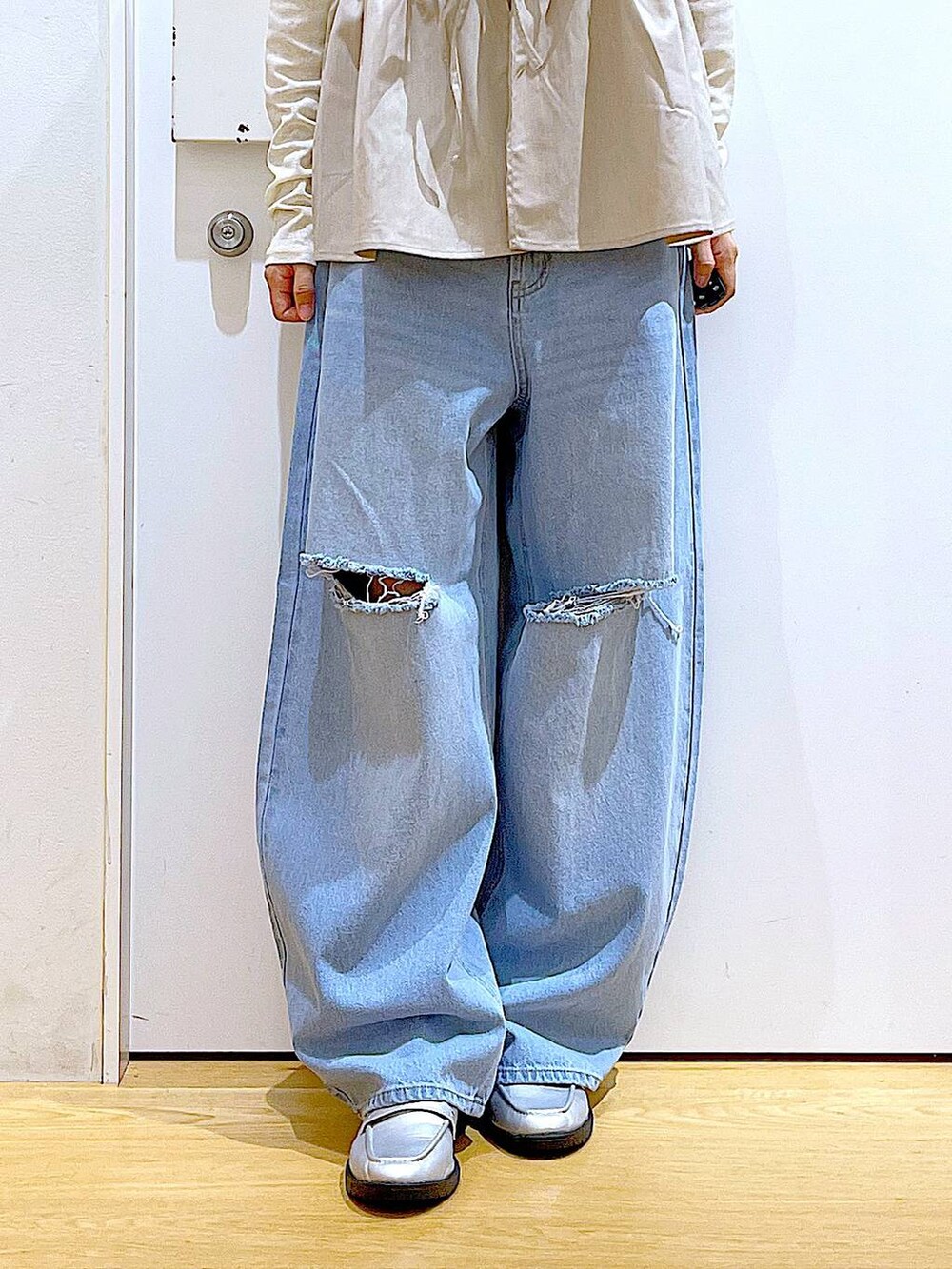 ブルー系のデニムパンツ、シルバー系のローファー、ホワイト系のトートバッグを着用したレディースの秋コーディネートの8枚目の写真