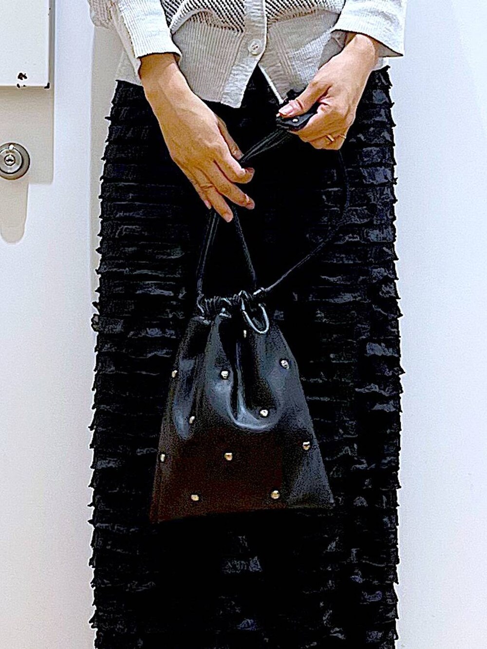 ブラック系のサンダル、ブラック系のショルダーバッグ、グレー系のカーディガン/ボレロを着用したレディースの夏コーディネートの9枚目の写真