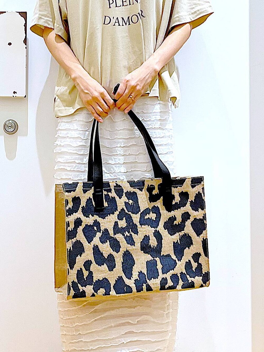 ホワイト系のサンダル、その他のトートバッグ、ホワイト系のスカートを着用したレディースの夏コーディネートの9枚目の写真