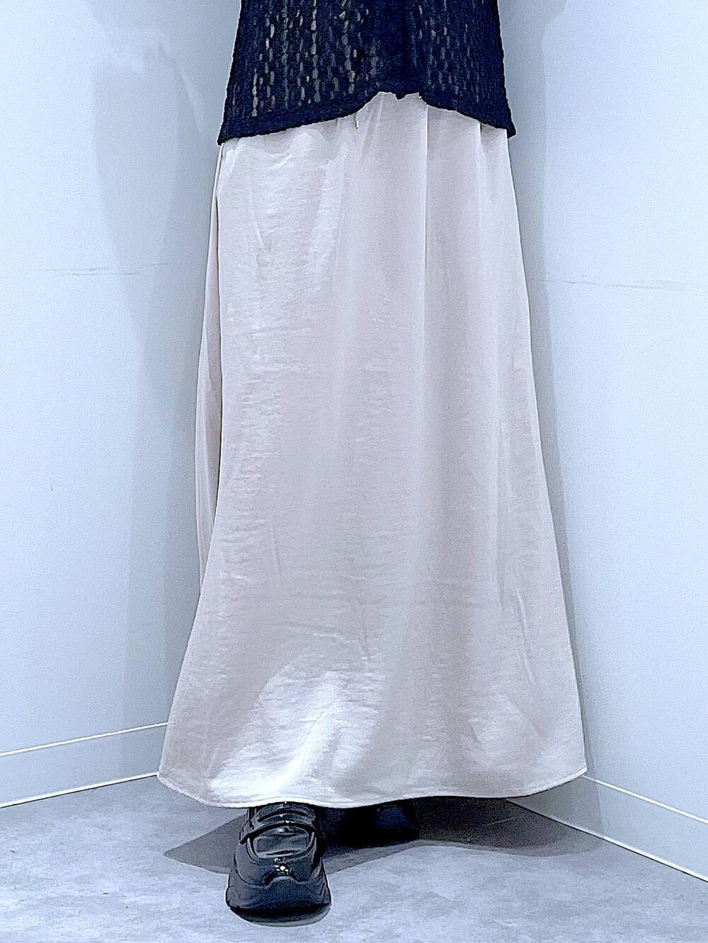 ブラック系のローファー、ブラック系のショルダーバッグ、ベージュ系のスカートを着用したレディースの秋コーディネートの8枚目の写真