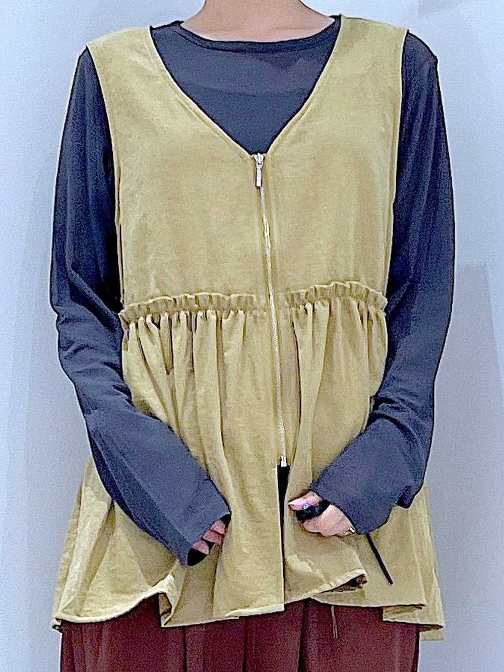 グレー系のTシャツ/カットソー、ブラック系のローファー、ブラック系のトートバッグを着用したレディースの秋コーディネートの7枚目の写真