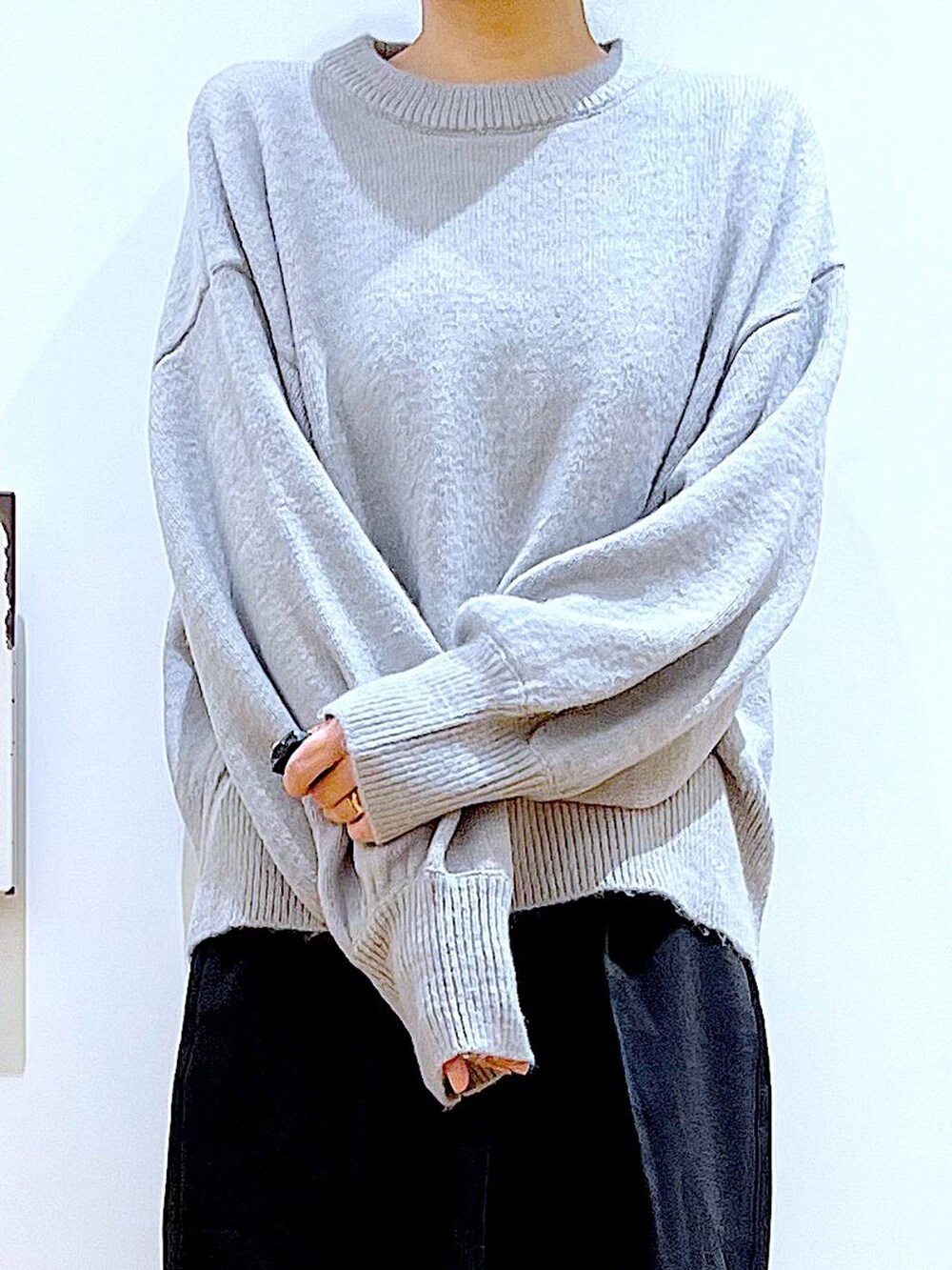 グリーン系のトートバッグ、ブラック系のブーツ、ブラック系のその他パンツを着用したレディースの冬コーディネートの7枚目の写真