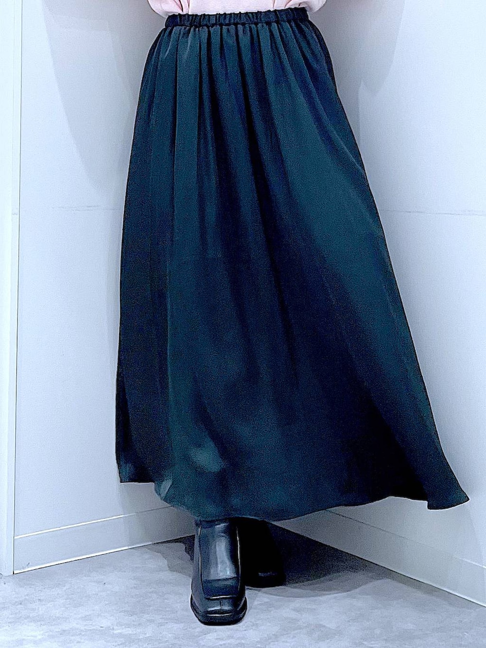 ブラウン系のショルダーバッグ、ブラック系のブーツ、ベージュ系のニット/セーターを着用したレディースの冬コーディネートの8枚目の写真