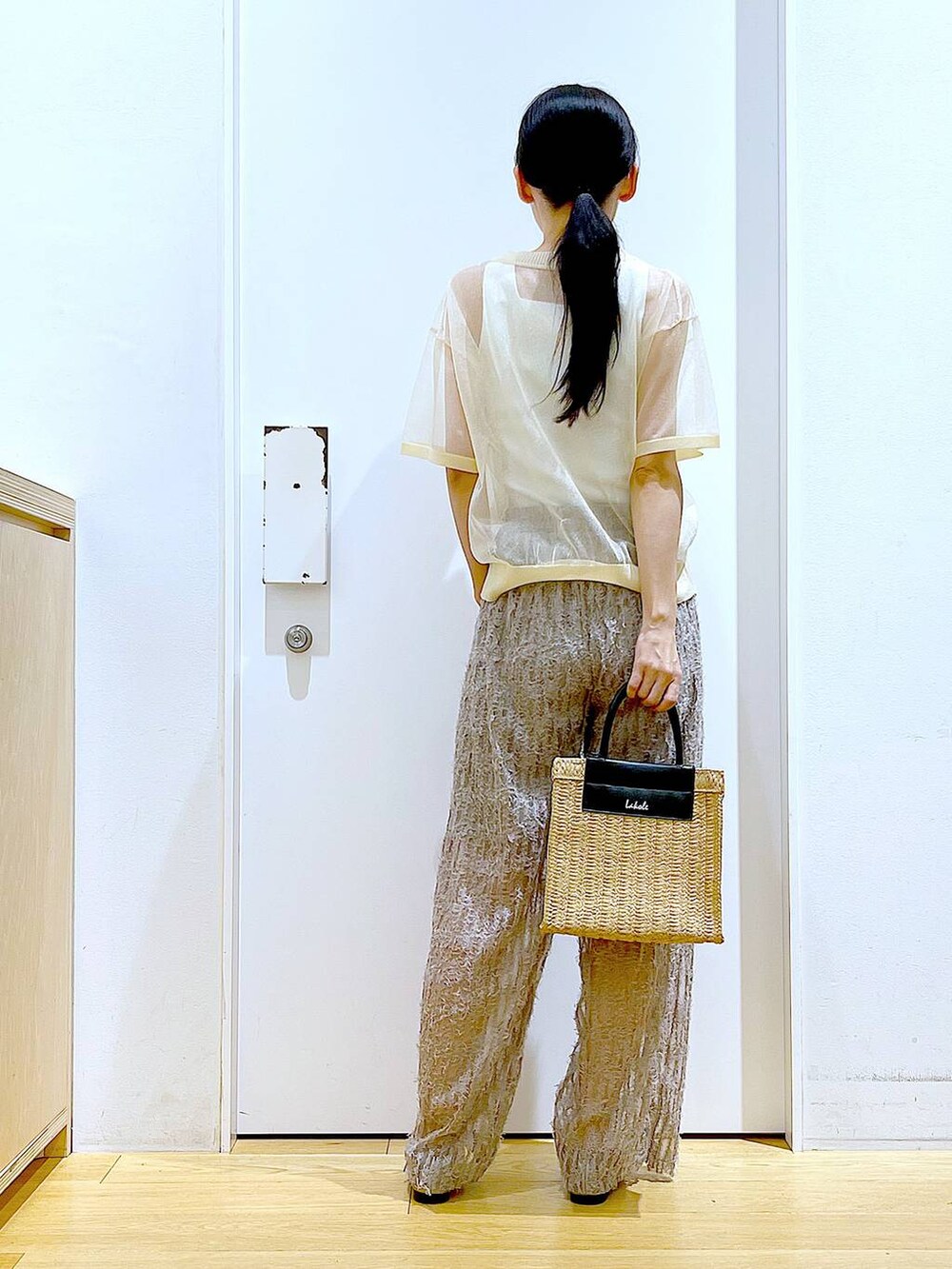 ホワイト系のニット/セーター、ベージュ系のその他パンツ、ホワイト系のニット/セーターを着用したレディースの夏コーディネートの5枚目の写真