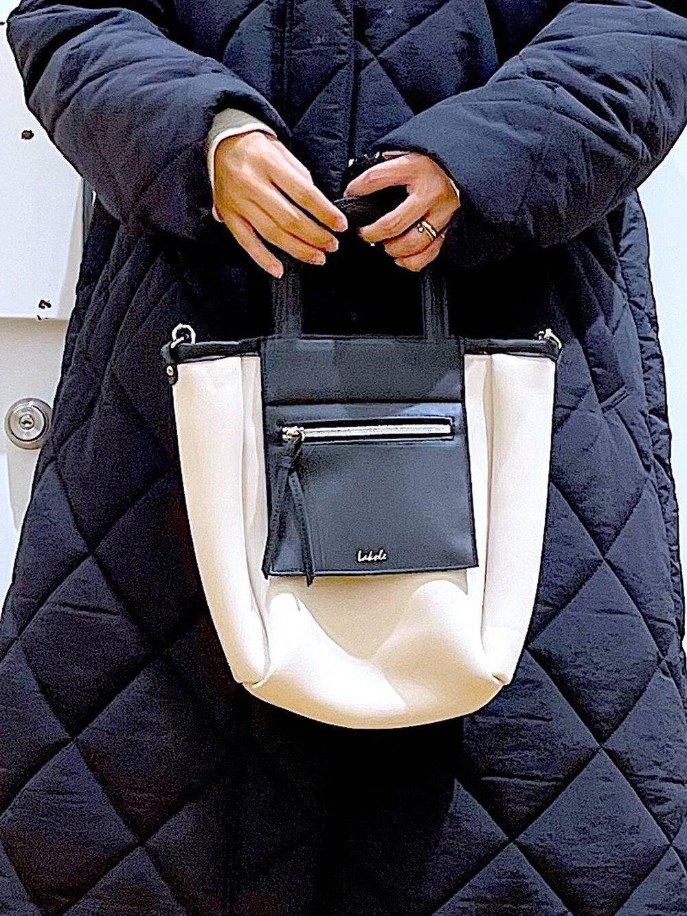 ブラック系のブーツ、ベージュ系のTシャツ/カットソー、ブラック系のその他パンツを着用したレディースの冬コーディネートの9枚目の写真