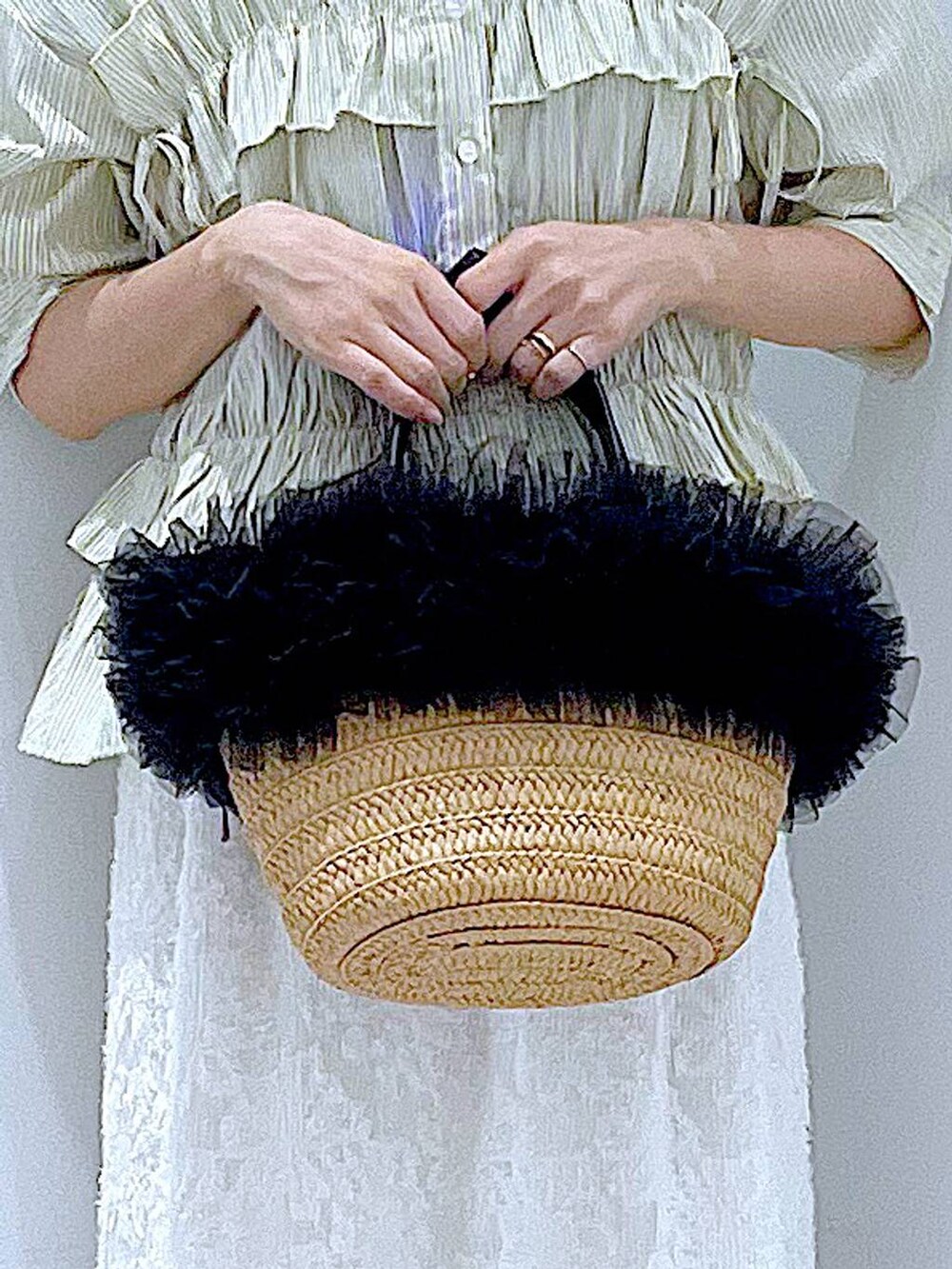 ベージュ系のショルダーバッグ、ホワイト系のサンダル、ホワイト系のスカートを着用したレディースの夏コーディネートの9枚目の写真