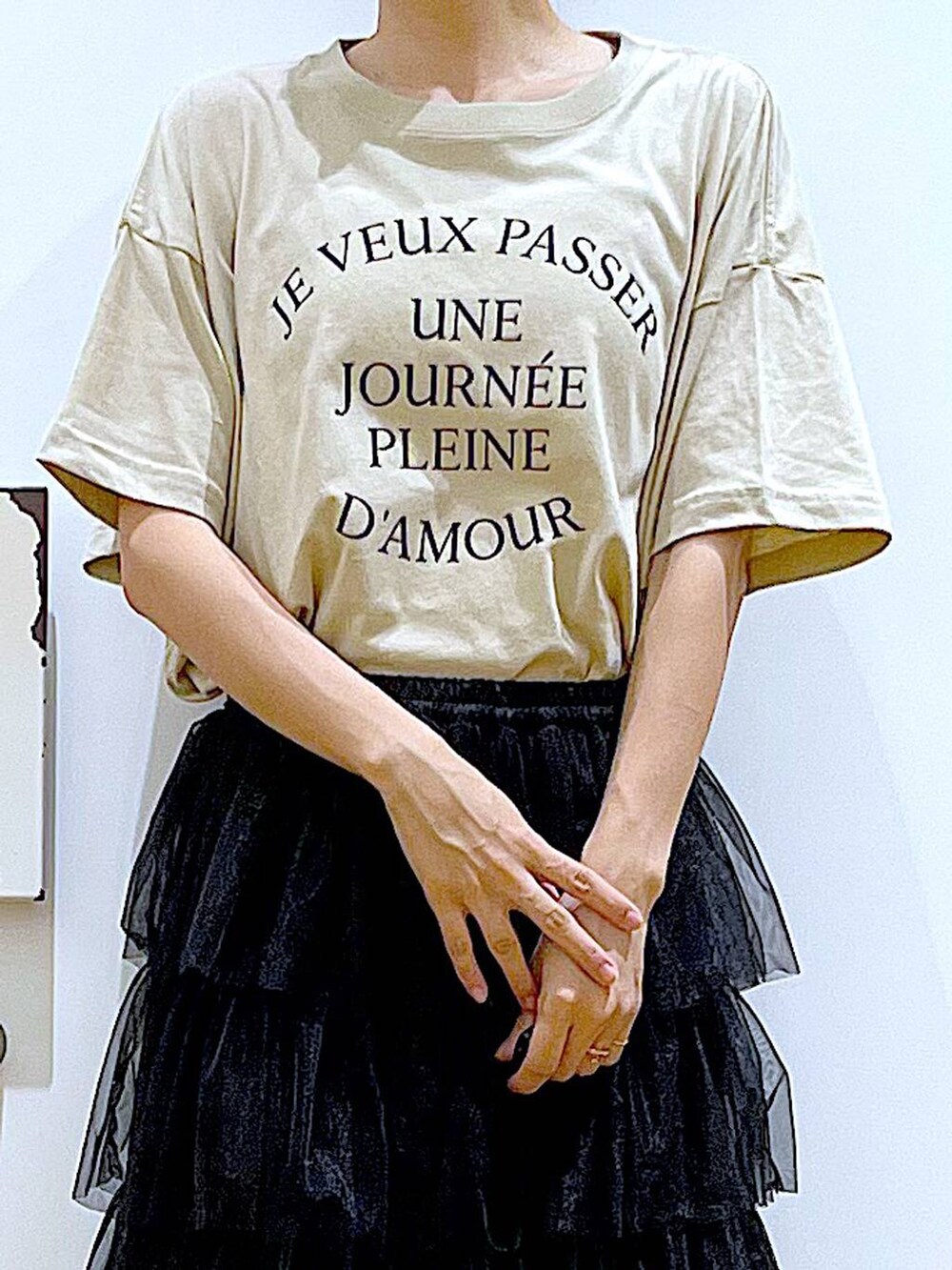 ブラック系のサンダル、ブラック系のショルダーバッグ、ブラック系のスカートを着用したレディースの夏コーディネートの7枚目の写真