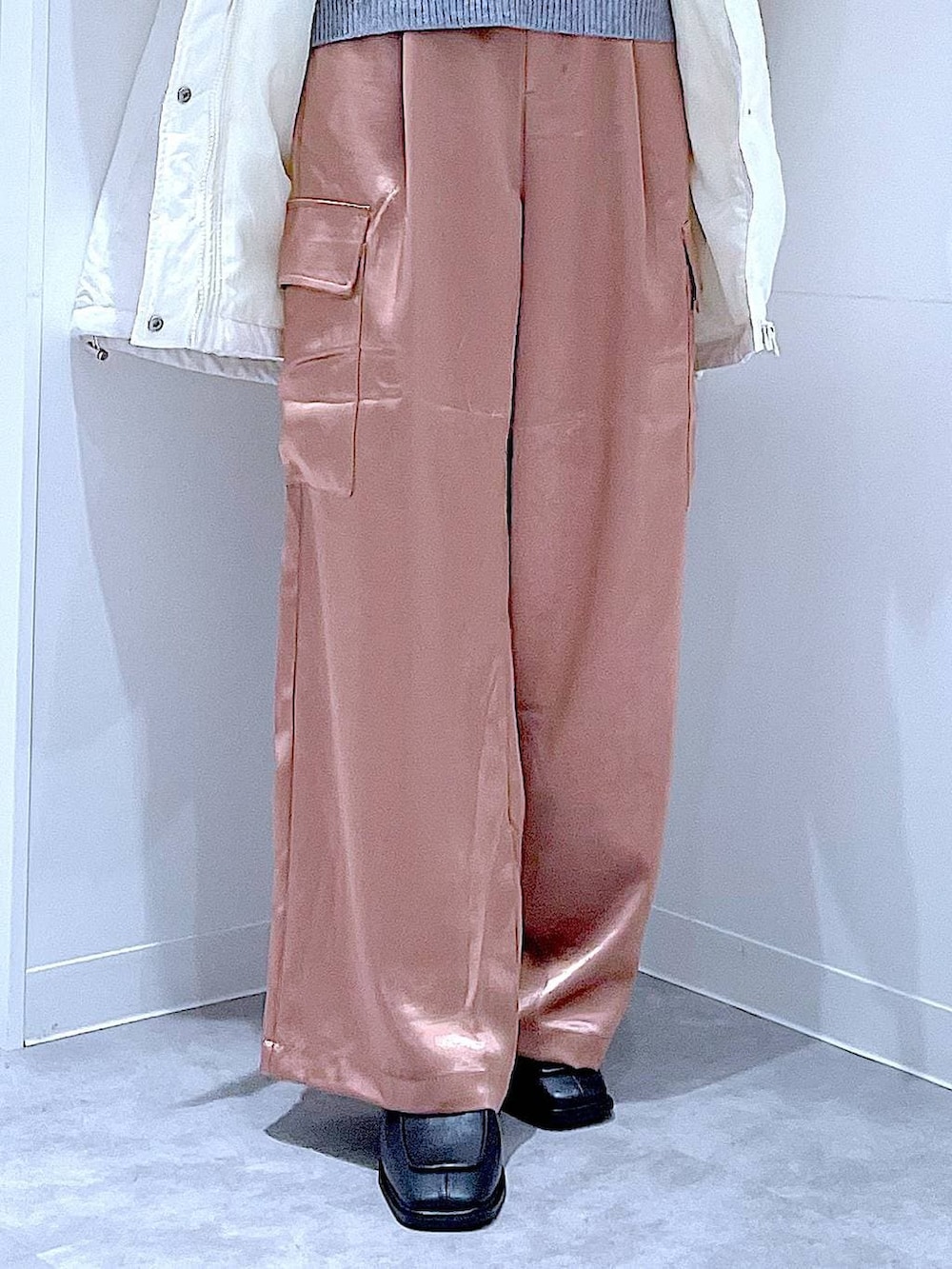 ホワイト系のブルゾン、ブラック系のショルダーバッグ、ブラック系のブーツを着用したレディースの冬コーディネートの8枚目の写真