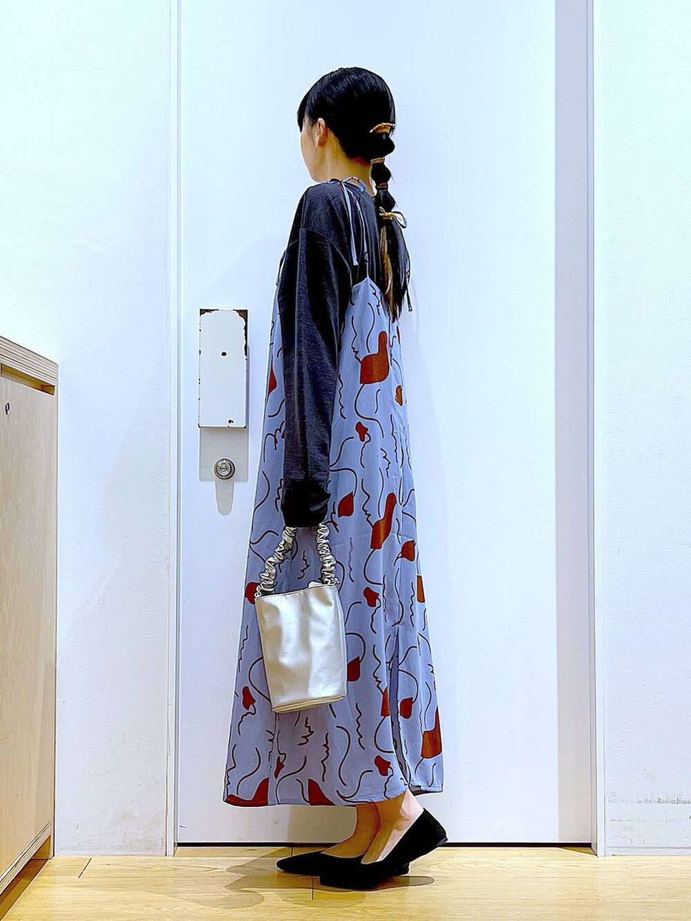 その他のショルダーバッグ、ブラック系のパンプス、ブルー系のワンピースを着用したレディースの春コーディネートの3枚目の写真