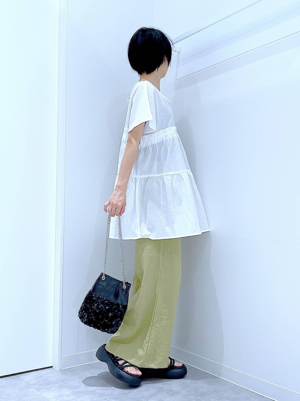 「リラックス、若見え、ゆったり、休日コーデ、骨格ウェーブ、LAKOLE、カジュアルコーデ、夏コーデ、シンプルコーデ、サンダル、体型カバー、巾着バッグ、楽ちんコーデ」｜「LAKOLEのスパンコールコンビ巾着バッグ / 290108（ショルダーバッグ、ブラック系）」を使った、あおき@LAKOLE海老名さん（レディース・156cm）の夏コーディネートの4枚目の写真