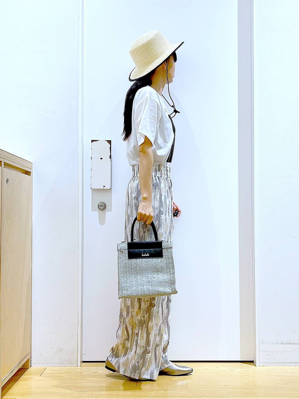 ベージュ系のその他パンツ、その他のパンプス、グレー系のショルダーバッグを着用したレディースの夏コーディネートの4枚目の写真