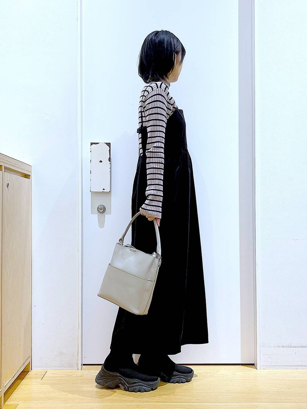 その他のニット/セーター、グレー系のショルダーバッグ、ブラック系のブーツを着用したレディースの冬コーディネートの4枚目の写真