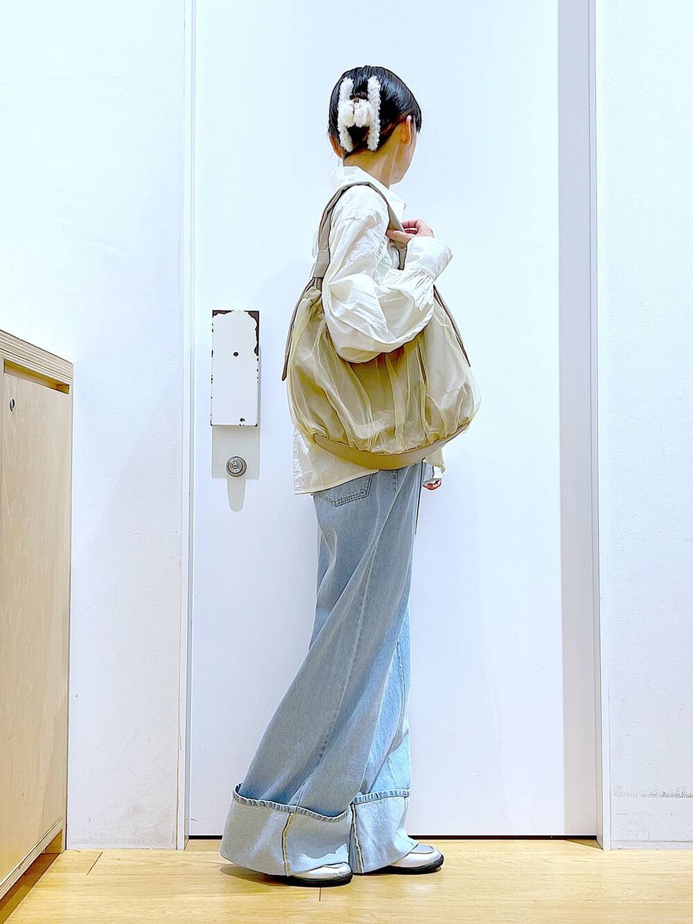 ベージュ系のトートバッグ、シルバー系のローファー、ホワイト系のシャツ/ブラウスを着用したレディースの秋コーディネートの4枚目の写真