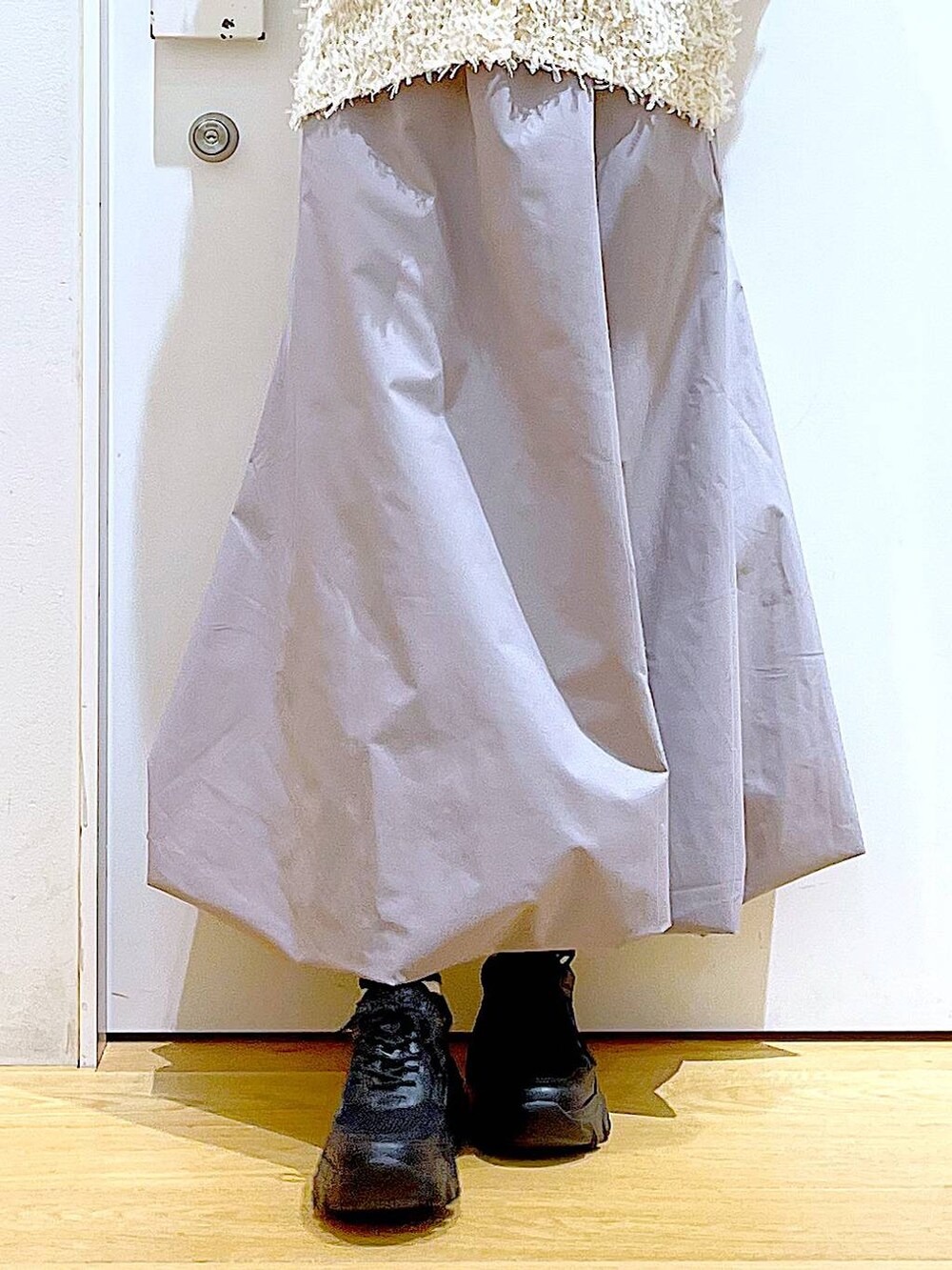 ブラック系のスニーカー、ブラック系のTシャツ/カットソー、グレー系のスカートを着用したレディースの春コーディネートの8枚目の写真