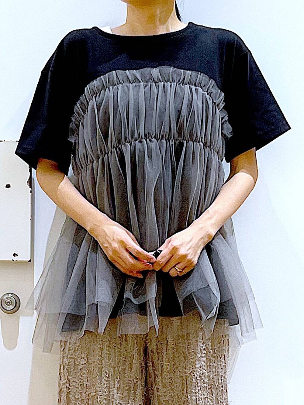 ブラック系のTシャツ/カットソー、ブラック系のパンプス、グレー系のトートバッグを着用したレディースの夏コーディネートの7枚目の写真