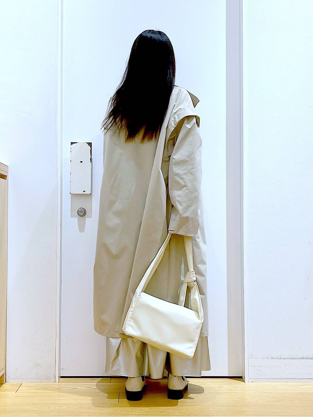 ベージュ系のその他アウター、シルバー系のスカート、ブルー系のスウェットを着用したレディースの春コーディネートの5枚目の写真