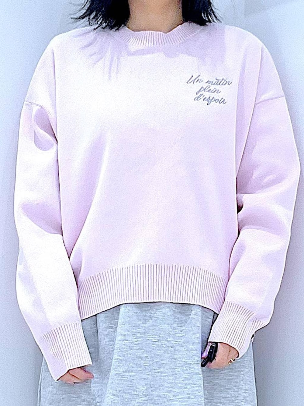 ホワイト系のショルダーバッグ、ピンク系のニット/セーター、グレー系のスカートを着用したレディースの冬コーディネートの7枚目の写真