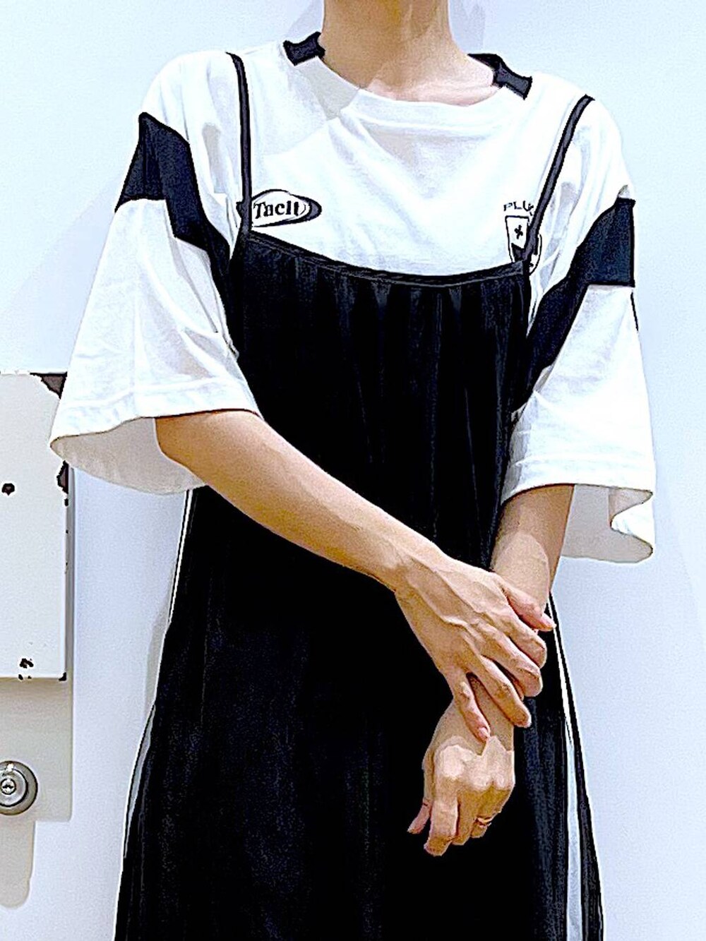 ベージュ系のサンダル、ブルー系のトートバッグ、ホワイト系のTシャツ/カットソーを着用したレディースの夏コーディネートの7枚目の写真