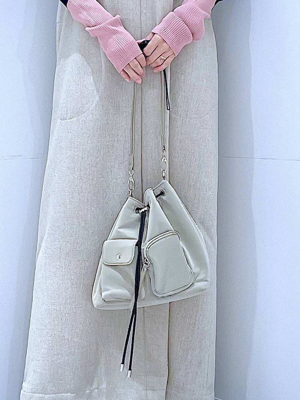 ブラック系のブーツ、ベージュ系のジャンパースカート、ブルー系のニット/セーターを着用したレディースの冬コーディネートの9枚目の写真