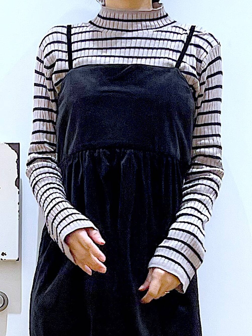 その他のニット/セーター、グレー系のショルダーバッグ、ブラック系のブーツを着用したレディースの冬コーディネートの7枚目の写真