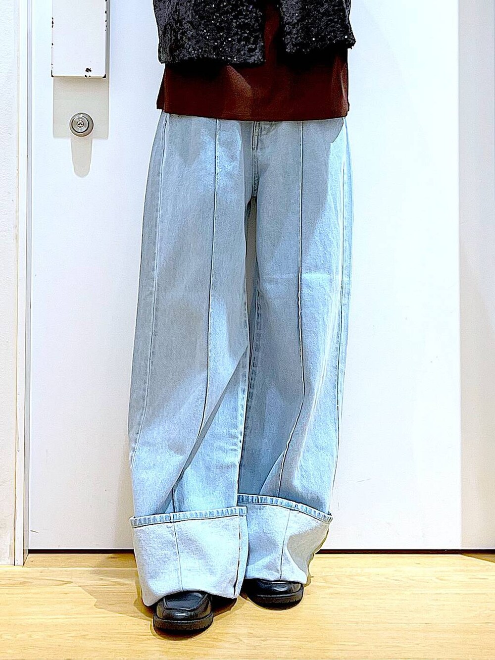 ブラック系のショルダーバッグ、ブラック系のローファー、ブラック系のベストを着用したレディースの秋コーディネートの8枚目の写真