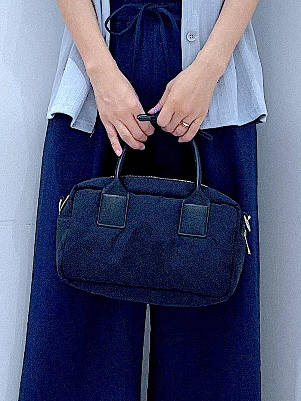 ブルー系のその他パンツ、ブラック系のスニーカー、ブラック系のボストンバッグを着用したレディースの夏コーディネートの9枚目の写真