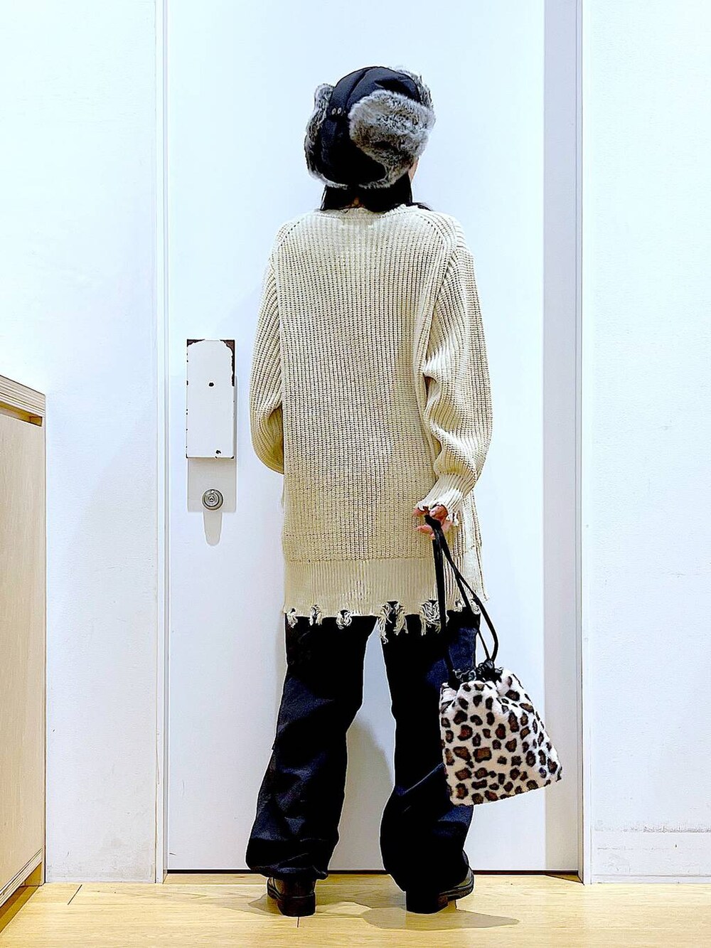 ブラック系のブーツ、その他のショルダーバッグ、ブラック系のカーゴパンツを着用したレディースの冬コーディネートの5枚目の写真