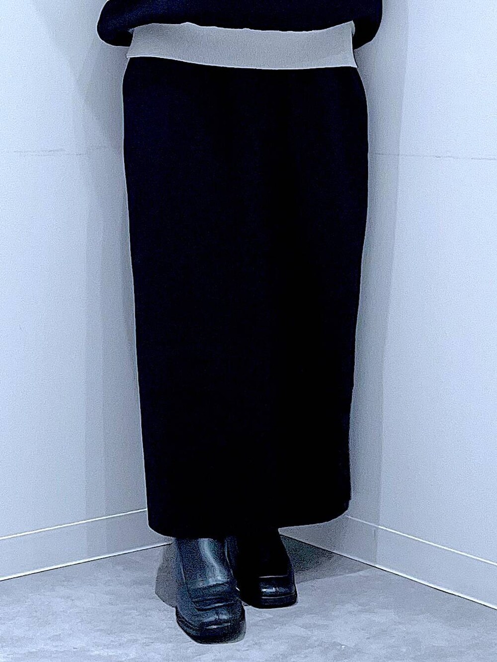 ブラック系のショルダーバッグ、ブラック系のニット/セーター、ブラック系のブーツを着用したレディースの秋コーディネートの8枚目の写真