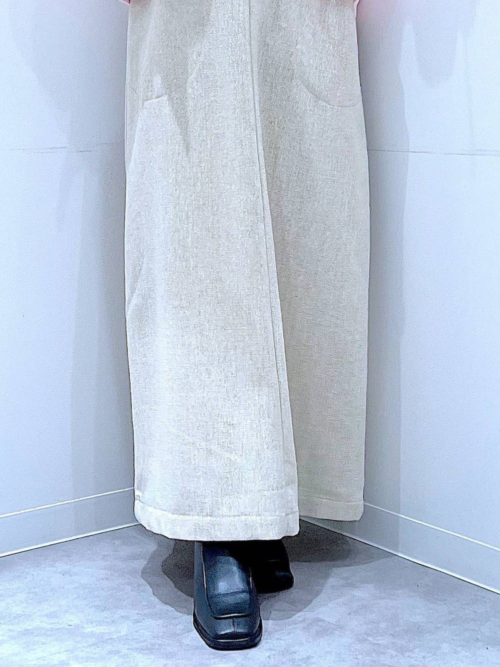 ブラック系のブーツ、ベージュ系のジャンパースカート、ブラック系のTシャツ/カットソーを着用したレディースの冬コーディネートの8枚目の写真