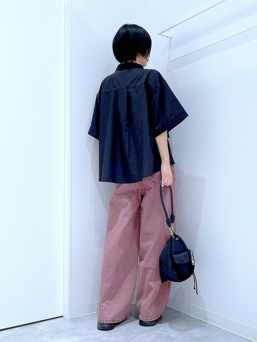 ブラック系のスニーカー、ブラック系のショルダーバッグ、ブラック系のシャツ/ブラウスを着用したレディースの秋コーディネートの5枚目の写真