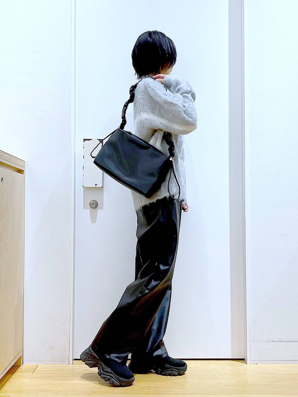 グレー系のニット/セーター、ブラック系のブーツ、ブラック系のその他パンツを着用したレディースの冬コーディネートの4枚目の写真