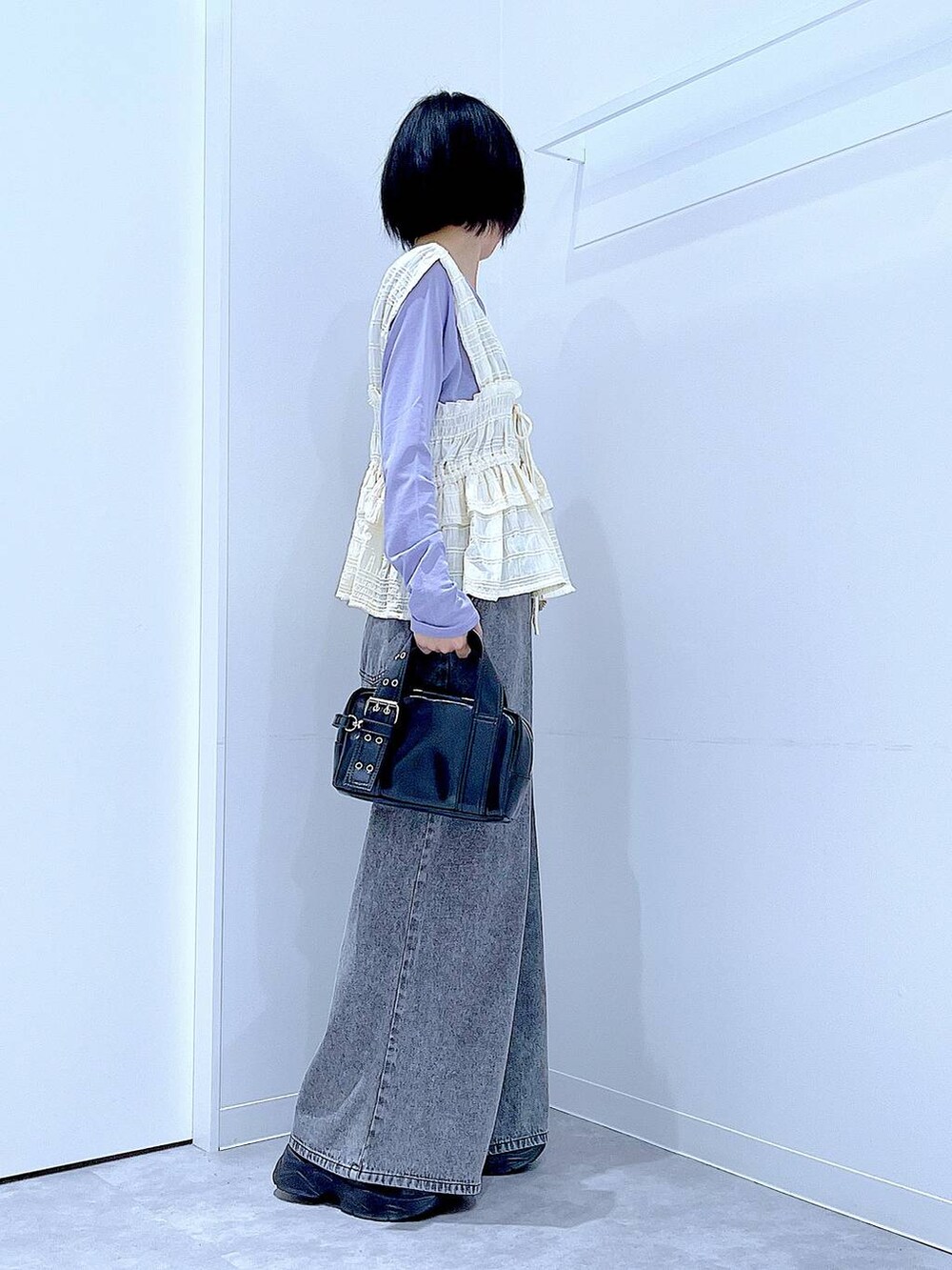 パープル系のTシャツ/カットソー、ブラック系のローファー、ブラック系のショルダーバッグを着用したレディースの秋コーディネートの4枚目の写真