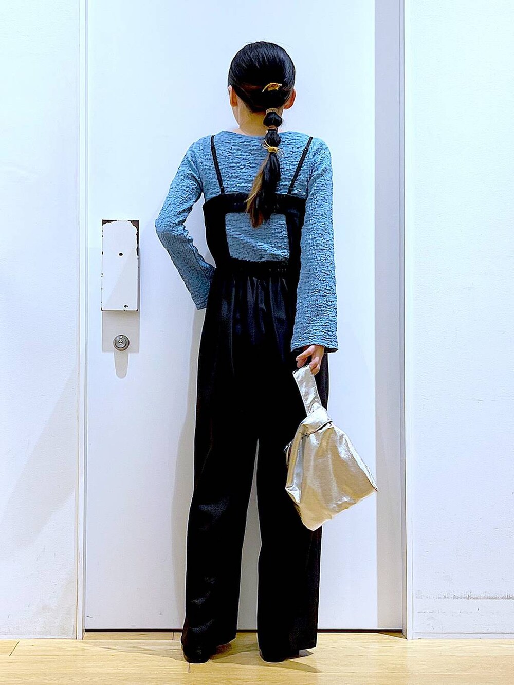 シルバー系のショルダーバッグ、ブラック系のパンプス、ブラック系のサロペット/オーバーオールを着用したレディースの春コーディネートの5枚目の写真