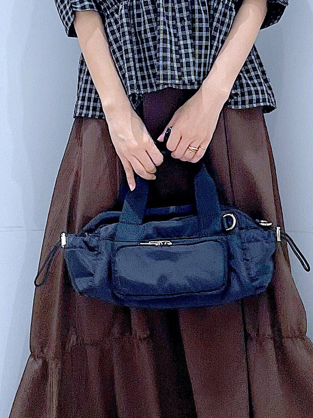 ブラック系のサンダル、ブラック系のショルダーバッグ、ブラック系のシャツ/ブラウスを着用したレディースの春コーディネートの9枚目の写真
