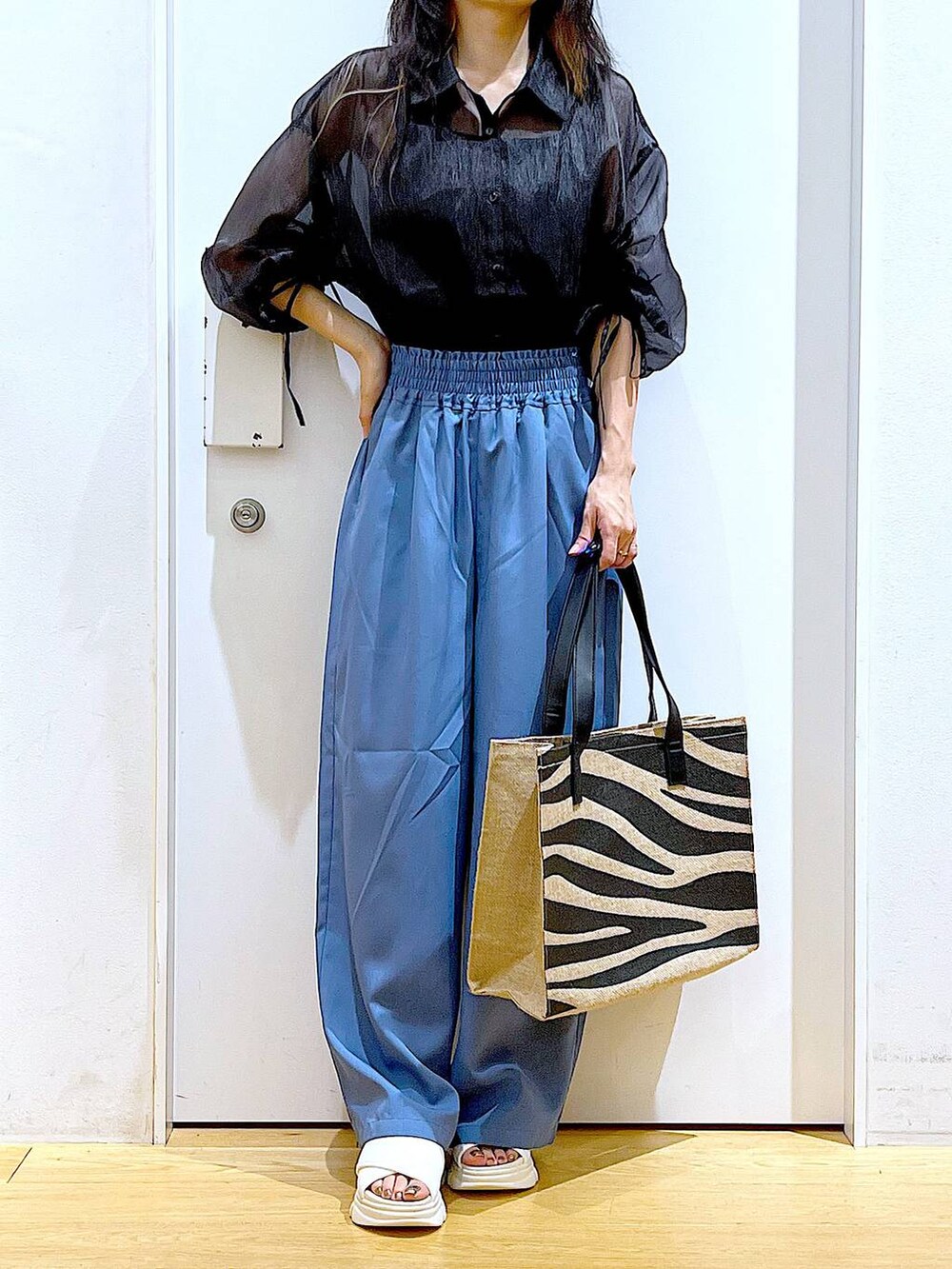 ホワイト系のサンダル、その他のトートバッグ、ブルー系のその他パンツを着用したレディースの夏コーディネートの6枚目の写真