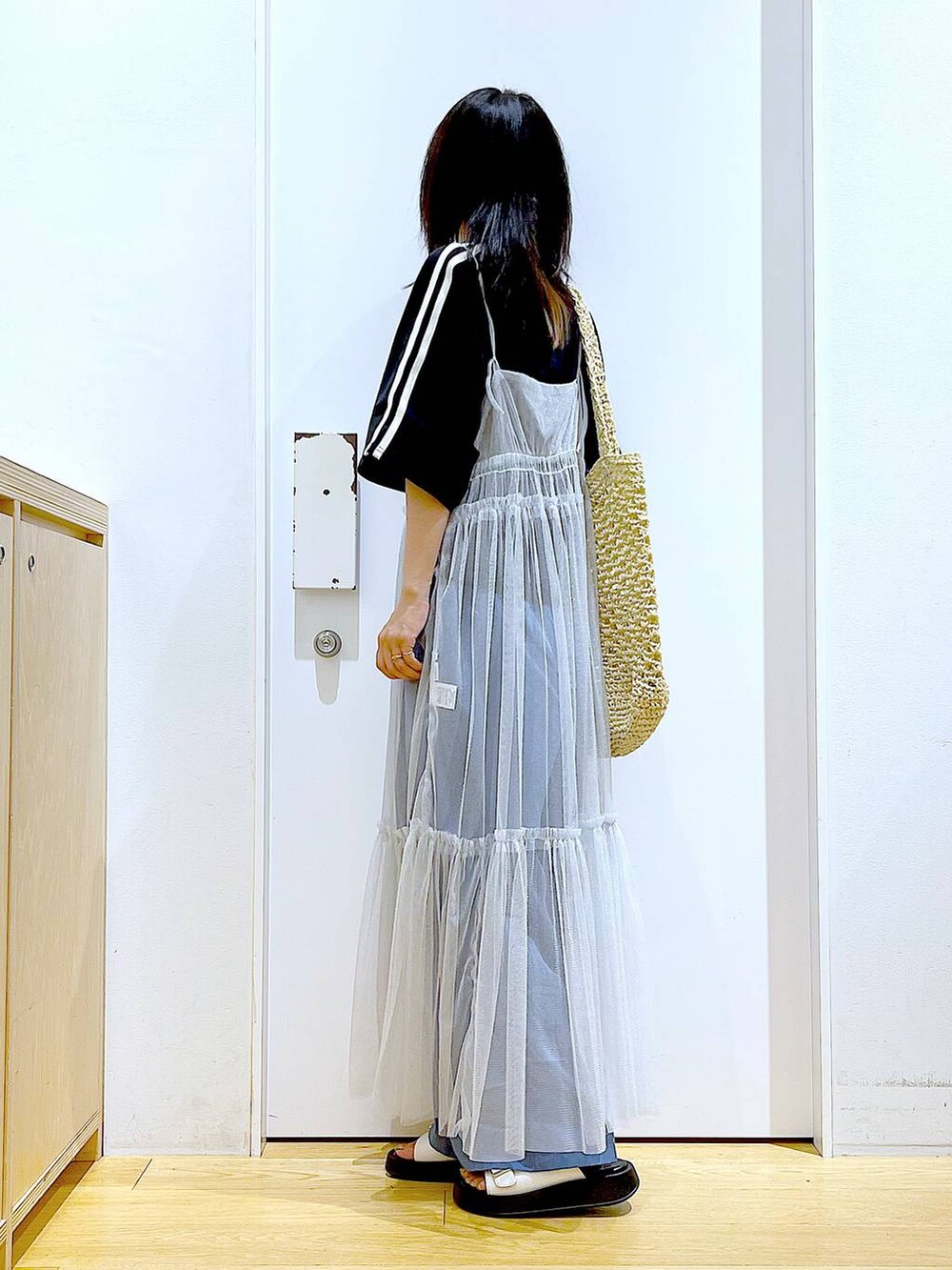 その他のワンピース、ホワイト系のサンダル、ホワイト系のトートバッグを着用したレディースの夏コーディネートの3枚目の写真