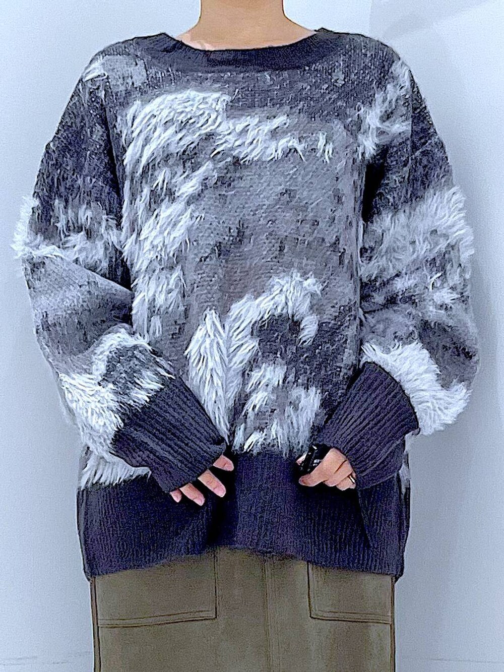 ブラック系のブーツ、ブラック系のニット/セーター、ブラック系のショルダーバッグを着用したレディースの冬コーディネートの7枚目の写真