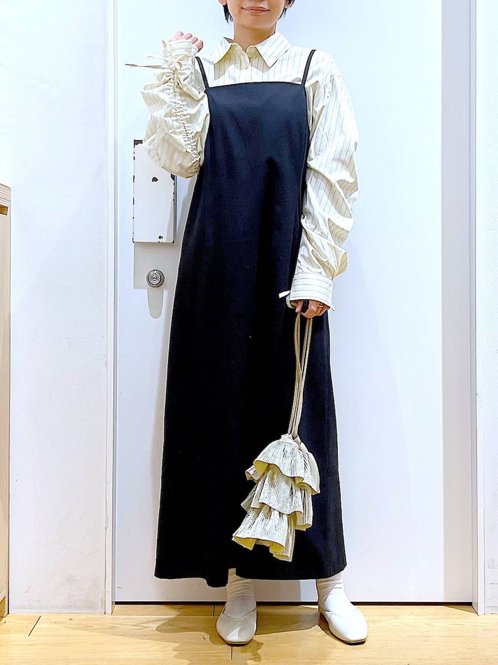 「リラックス、若見え、ゆったり、休日コーデ、骨格ウェーブ、LAKOLE、キャミワンピース、ワンピース、シャツ、シンプルコーデ、春コーデ、体型カバー、パンプス、フラットシューズ、ショルダーバッグ」｜「LAKOLEの【卒入式／オケージョンにも】スクエアギャザーフラットパンプス / 286480（パンプス、ホワイト系）」を使った、あおき@LAKOLE海老名さん（レディース・156cm）の春コーディネートの6枚目の写真
