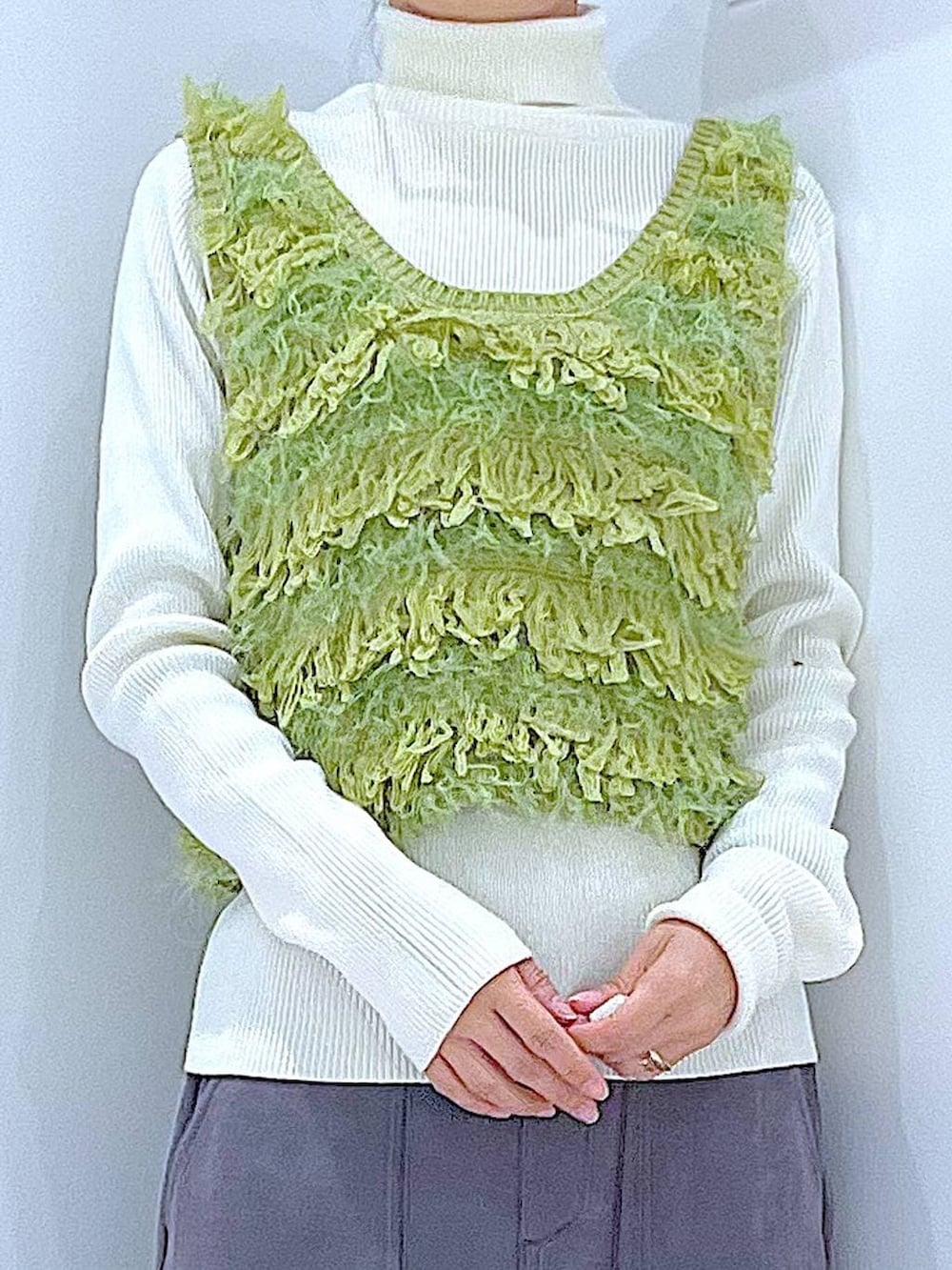 ブラック系のブーツ、グレー系のスカート、ベージュ系のニット/セーターを着用したレディースの冬コーディネートの7枚目の写真