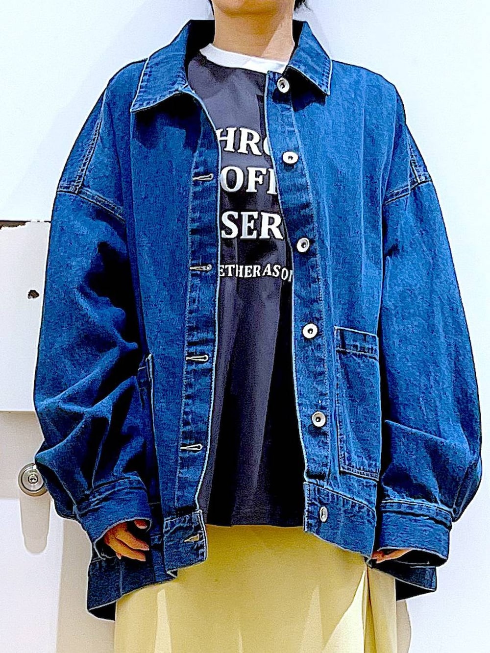 「リラックス、若見え、ゆったり、休日コーデ、骨格ウェーブ、LAKOLE、ロンT、シンプル、シンプルコーデ、カジュアルコーデ、スカート、デニムジャケット、春コーデ、春アウター、楽ちんコーデ」｜「LAKOLEのエナメルスクエアボストンバッグ / 283535（ボストンバッグ、ホワイト系）」を使った、あおき@LAKOLE海老名さん（レディース・156cm）の春コーディネートの7枚目の写真